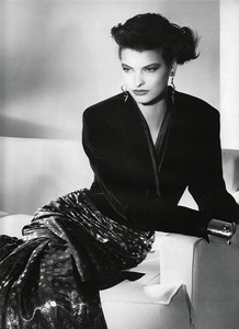 Vogue-Fr-10-1985_0002.thumb.JPG.a71a37e37910b243661eefb68d314b72.JPG