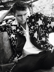 Vogue-Paris-October-2016-Luna-Bijl-Sara-Sampaio-by-David-Sims-16.thumb.jpg.629d3d0be54c73f3cf4bac890a689fc5.jpg