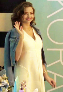 X17_miranda_kerr_pregnant_120317_02.thumb.jpg.77de05e5c23aed0f26daa4a5091b9d79.jpg