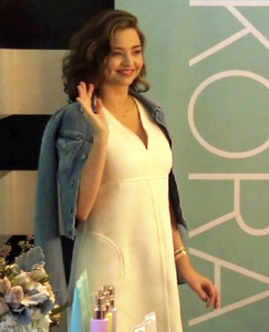 X17_miranda_kerr_pregnant_120317_03.thumb.jpg.c1a137a528ffad8b350a5b8cf6a03700.jpg