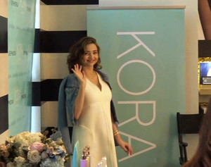 X17_miranda_kerr_pregnant_120317_09.thumb.jpg.20915e077a6963e218cec35dec052780.jpg