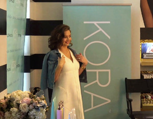 X17_miranda_kerr_pregnant_120317_14.thumb.jpg.2a2b5e239576256adeedeee9e71b7ab7.jpg