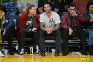 adam-levine-pregnant-behati-prinsloo-lakers-game-01.jpg