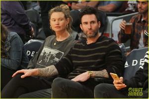 adam-levine-pregnant-behati-prinsloo-lakers-game-03.jpg