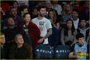 adam-levine-pregnant-behati-prinsloo-lakers-game-04.jpg