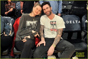 adam-levine-pregnant-behati-prinsloo-lakers-game-05.jpg