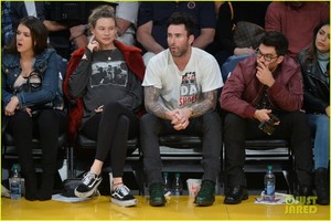 adam-levine-pregnant-behati-prinsloo-lakers-game-06.jpg