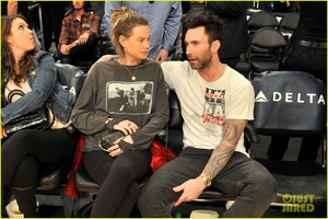 adam-levine-pregnant-behati-prinsloo-lakers-game-07.jpg