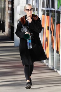 ashlee-simpson-heads-to-the-tracy-anderson-gym-in-studio-city-12-11-2017-0.jpg
