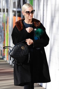 ashlee-simpson-heads-to-the-tracy-anderson-gym-in-studio-city-12-11-2017-3.jpg