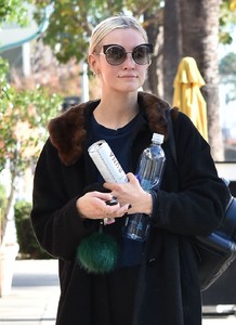 ashlee-simpson-heads-to-the-tracy-anderson-gym-in-studio-city-12-11-2017-5.jpg