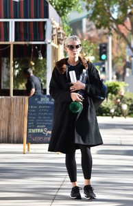 ashlee-simpson-heads-to-the-tracy-anderson-gym-in-studio-city-12-11-2017-6.jpg