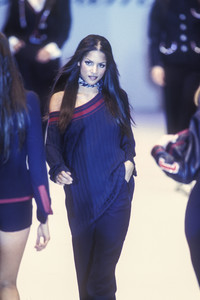 blumarine-ss-1993-1.thumb.jpg.23004ce10baa9072d4d68a4329aa762b.jpg