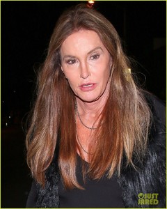 caitlyn-jenner-rocks-leather-pants-for-dinner-in-weho-02.jpg