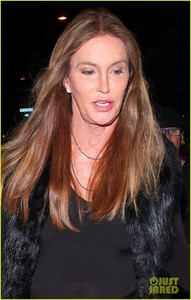 caitlyn-jenner-rocks-leather-pants-for-dinner-in-weho-04.jpg