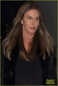 caitlyn-jenner-rocks-leather-pants-for-dinner-in-weho-08.jpg