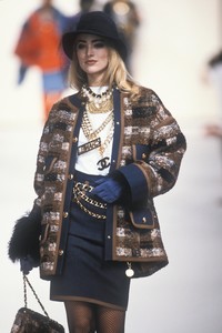 chanel-fw-1991-2.thumb.jpg.b3c1e8b933c24269026f04cedbf48dfe.jpg