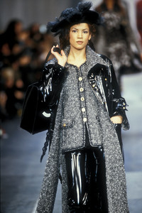 chanel-fw-1993-1.thumb.jpeg.b6c7c973b023bcd333704dc65ceda086.jpeg