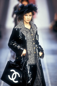 chanel-fw-1993-2.thumb.jpeg.ddea4d9adb8423ad194caf904ddd4adb.jpeg