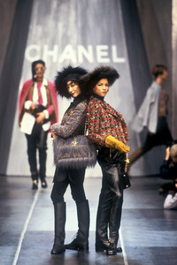 chanel-fw-1993-3.thumb.jpeg.ac27701a52c5210c787f1cad91227387.jpeg