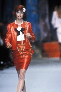 chanel-ss-1992-1.thumb.GIF.9009292c077fa52870da12c0f37be028.GIF