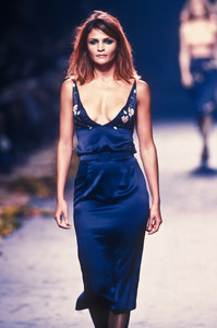 chloe-fw-1998-5.thumb.jpg.0bbfbf15c54f5b128c6d38a10923f247.jpg