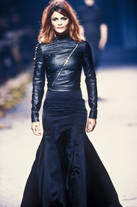 chloe-fw-1998-9.thumb.jpg.bd23c6f2de11762d6a63bd00a22cc2b6.jpg