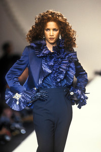 christian-dior-fw-1993-6.thumb.JPEG.0185dfc2121d4ccf3fb71e0c46140d5e.JPEG