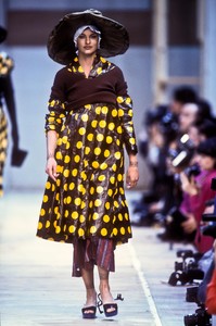 comme-des-garcons-ss-1992-1.thumb.JPEG.97cb106f99fe5dd74dbc7b1d7fdfb7a6.JPEG