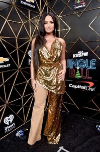 demi-lovato-jingle-ball-2017-in-inglewood-11.thumb.jpg.7a2bf1e488cbf70f57bd8e213cc98cf0.jpg