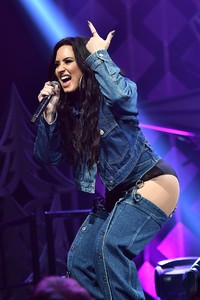 demi-lovato-performs-live-at-y100-jingle-ball-in-sunrise-3.jpg