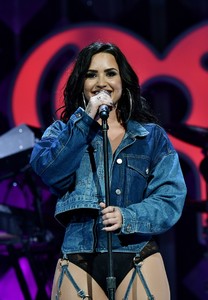 demi-lovato-performs-live-at-y100-jingle-ball-in-sunrise-4.jpg