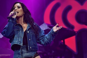 demi-lovato-performs-live-at-y100-jingle-ball-in-sunrise-8.jpg