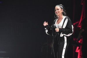 demi-lovato-power-96-1-jingle-ball-2017-show-c0ouu-olc40x.jpg