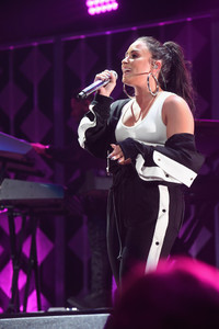 demi-lovato-power-96-1-jingle-ball-2017-show-lqwju2snrcwx.jpg