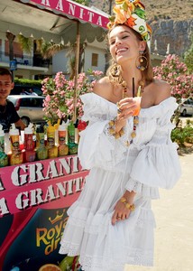 dolce-and-gabbana-summer-2018-woman-collection-17.thumb.jpg.03058290bedf9bdde6eeac9a25e37032.jpg