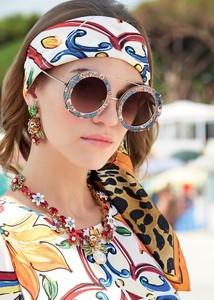 dolce-and-gabbana-summer-2018-woman-collection-2.thumb.jpg.aa0785130b1db908adad5f8326fd692b.jpg