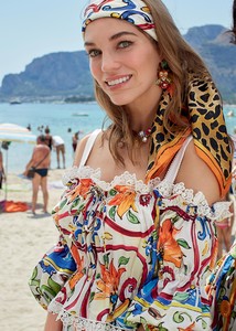 dolce-and-gabbana-summer-2018-woman-collection-6.thumb.jpg.cc44692e64f4932b3746319a51b017e9.jpg