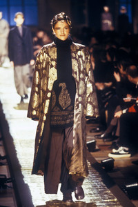 dries-van-noten-fw-1997-1.thumb.jpeg.9293ecbb0a8a3467b96f0e48c059a775.jpeg