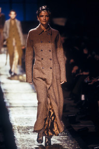 dries-van-noten-fw-1997-2.thumb.jpeg.764c1d1311c35baf3ba7961a8ef79c1a.jpeg