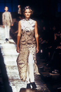 dries-van-noten-fw-1997-3.thumb.jpeg.d37088f2f3f90e9b22306b6f52fdb99a.jpeg