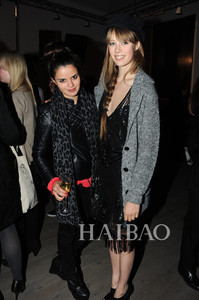 edie_art_star_auction_6dec10_haibao.thumb.jpg.129599f53af222562e681e92d725b09c.jpg