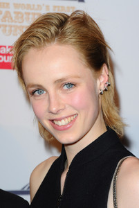 edie_firstfabulousfund_24feb15_zimbio_3.thumb.jpg.099b4f8667cfa2fe4a6b6c98a68d5e26.jpg