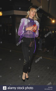 edie_love_miumiu_18sep17_alamy.thumb.jpg.94809e085e3049acfc3600e6deabb2a9.jpg
