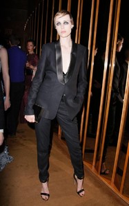 edie_met_gala_4may15_telegraph.thumb.jpg.b3ea422e8dfa34bc89fa87a6e405463f.jpg