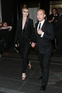 edie_met_gala_4may15_vogue_1.thumb.jpg.ab923864591a4e555cb5cd9c0387d59c.jpg