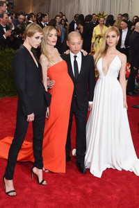 edie_met_gala_4may15_vogue_2.thumb.jpg.2d2b786462de146d64d033a9cb30c061.jpg