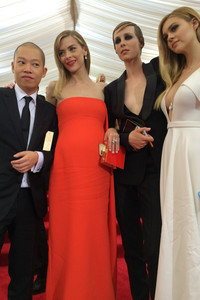 edie_met_gala_4may15_vogue_3.thumb.jpg.eb40f8d5c1c5e41d7b736b27b442d876.jpg