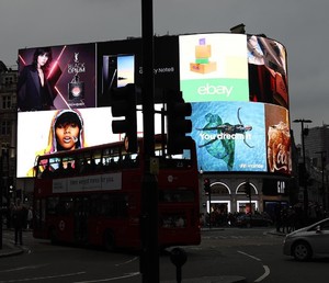 edie_piccadilly_circus_19dec17_christopherrzigalinski.thumb.jpg.2620ce85cb34a3633df8f1920077c762.jpg