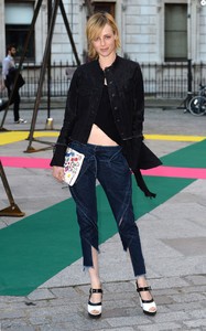 edie_royal_academy_3jun15_purepeople.thumb.jpg.0cddbc85b7c9e277dfd851474c5feeaa.jpg